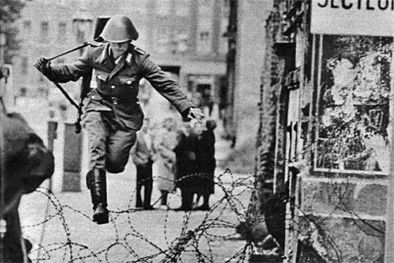 분단 베를린의 상징이 된 사진. 1961년 자유를 위해 동베를린을 탈출했던 ‘콘라트 슈만(Conrad Schumann)’이 서베를린 방향으로 질주하고 있다.  필자 제공