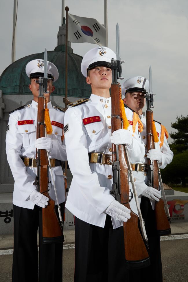 해병대사령부 의장대원들이 사령부 본청 광장 국기게양대 앞에서 군 기본 제식 동작인 ‘앞에총 자세’를 취하고 있다.