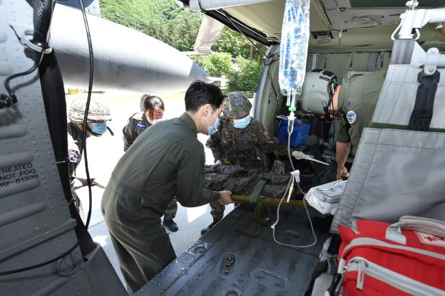 공군작전사령부가 지난 26일 실시한 대량전상자 구호 및 항공의무후송 훈련에서 요원들이 중상환자를 기내로 이송하고 있다.  사진 제공=이동식 중사