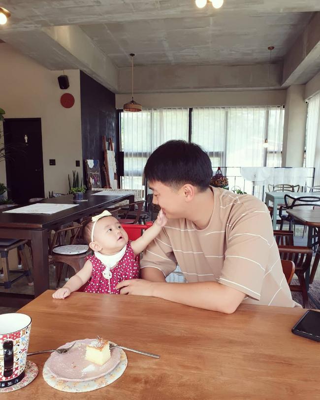 곽동현 대위와 딸이 단란한 한때를 보내고 있다. 필자 제공
