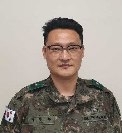 이 민 우 
육군56사단 독수리연대 창3동대장 
군무사무관 
