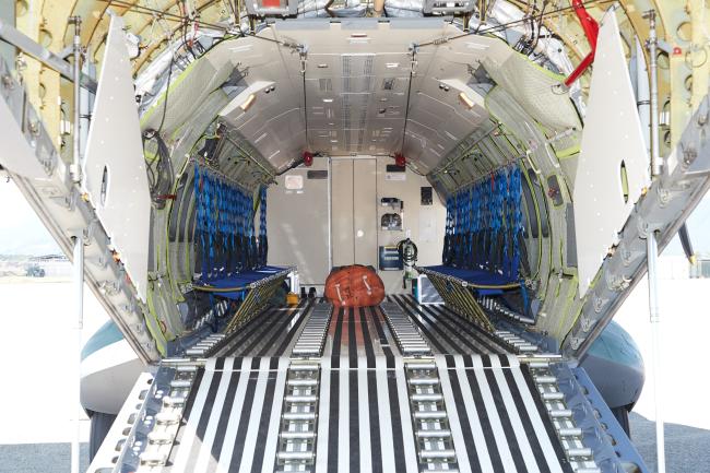 <strong>CARGO(화물실)/CARGO RAMP DOOR</strong>  CN-235는 다목적 항공기로서 화물·인원 공수 및 공중투하, VIP 수송, 해상 조난자 탐색 임무 등을 수행하며 각 임무에 맞도록 기내 형태 변경을 한다. 위의 사진은 형태 변경이 되는 화물실 공간.