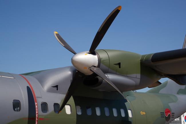 <strong>CN-235 항공기 PROPELLER 및 ENGINE 프로펠러</strong>: 모델명 14RF-21/제작사 Hamilton Standard 항공기당 2대 장착 - 4엽 프로펠러, 1750HP(마력/대당), 항공기 비행을 위한 추력(속도) 제공.