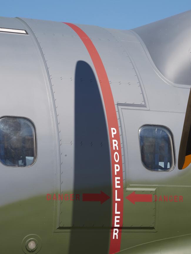 <strong>Fuselage Marking(Propeller)</strong> 프로펠러 회전반경의 연장선으로 위험을 나타낸다. 사진의 항공기는 220M으로 빨간색 Paint Marking 주변 두터운 판재가 추가 장착되어 있다. 100M 항공기도 동일 부위에 Paint Marking이 있으나 추가 장착 판재는 없다. 과거에 220M 항공기와 동일한 외관을 위해 운영기지에서 100M 항공기에 Paint Marking을 추가했다.