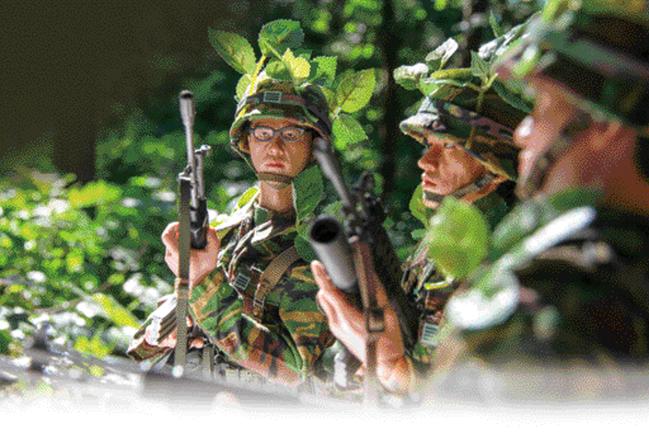 나뭇잎으로 위장한 뒤 수색 정찰 중인 병사들 모습. 