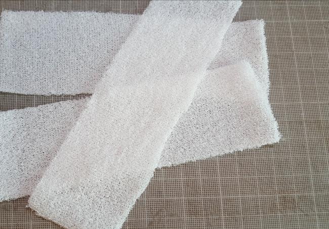 수건 제작을 위해 때밀이 수건의 까칠한 부분을 잘라낸 모습. 