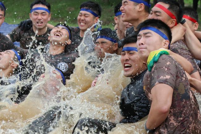 육군3사관학교 4학년(56기) 생도들이 유격훈련 중 참호격투를 하고 있다.  부대 제공