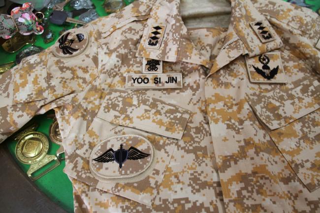 드라마 촬영에 사용했던 군복 소품.                                           유시진 대위 선글라스.