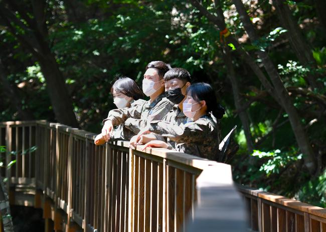 공군16전투비행단 초급간부 스트레스 경감 프로그램에 참여한 간부들이 국립산림치유원에서 휴식을 취하고 있다.  사진 제공=양재성 상병