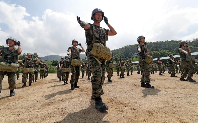 ROTC 창설 후 최초로 공수기본훈련 과정에 선발된 학군사관후보생들이 21일 육군특수전학교에서 지상기초훈련을 받고 있다. 육군학생군사학교는 올해부터 학군사관후보생 중에서 희망자를 선발해 3주의 공수기본훈련을 받을 수 있는 과정을 신설했다.