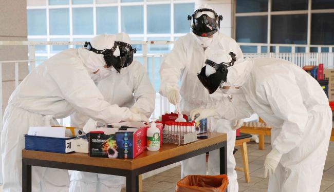 국군의무사령부는 28일부터 각 군 군의·수의장교 30명을 대상으로 군 역학조사관 양성교육을 실시하기로 했다. 이들은 현장에서 역학조사와 검체채취 임무를 수행하게 된다. 사진은 의무사 검체채취팀이 검체를 확인하고 있는 모습. 부대 제공 