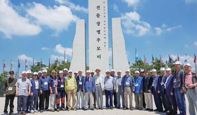 2019년 전적지 답사에 나선 6 25참전언론인회 회원들이 철원 전몰장병 추모비 앞에서 찍은 기념사진. 전우회 제공