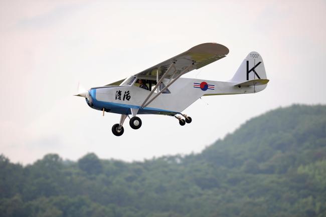 지난 2011년 7월 공군3훈련비행단에서 개최된 개량 복원 기념식에서 비행 중인 ‘부활호’. 공사 제공.