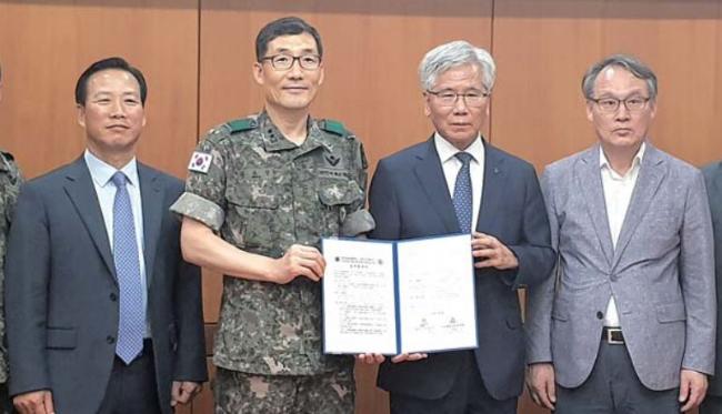 30일 개최된 육군-한국기술교육대 업무협약식에서 박동철(왼쪽 둘째) 인사사령관과 이성기(왼쪽 셋째) 한국기술교육대 총장을 비롯한 주요 직위자들이 기념사진을 찍고 있다.  부대 제공