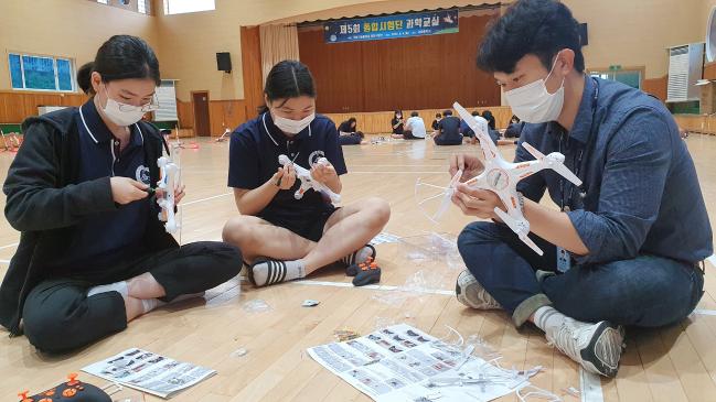 4일 강원도 인제군 서화중학교에서 열린 국방기술품질원 종합시험단의 제5회 과학교실에서 연구원과 학생들이 드론을 만들고 있다.  기품원 제공