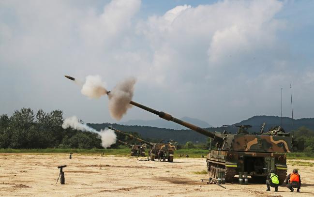 육군수도기계화보병사단 포병여단 소속 K9A1 자주포들이 25일 강원도 철원 문혜리 사격장에서 사격을 하고 있다. 