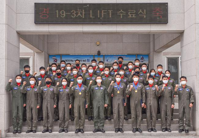 공군16전투비행단 ‘19-3차 전술입문훈련(LIFT) 수료 행사’에서 조종사들이 기념사진을 찍고 있다. 사진 제공 = 우동균 하사