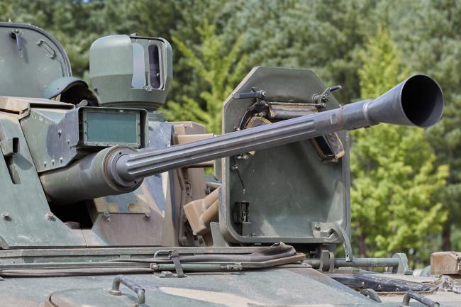 40mm(주포) 총 240발의 탄을 적재해 적과 조우시 즉각 사격을 실시할 수 있으며, 장갑차의 화력을 극대화해 생존성을 확보하도록 함.