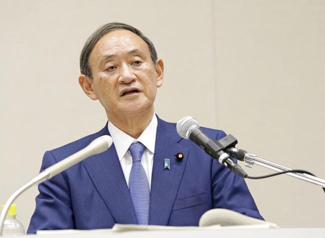 스가 요시히데 일본 관방장관이 지난 2일 오후 일본 국회에서 기자회견을 열고 아베 신조 총리의 후임을 뽑는 자민당 총재 선거에 입후보하겠다고  발표하고 있다.    연합뉴스
