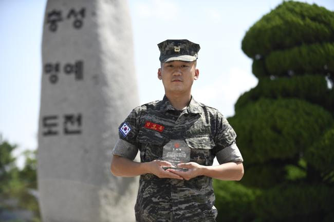 백혈병 환자를 위해 조혈모세포를 기증한 해병대사령부 장정훈 중사가 한국조혈모세포은행협회로부터 받은 감사패를 들고 기념 촬영을 하고 있다. 해병대 제공
