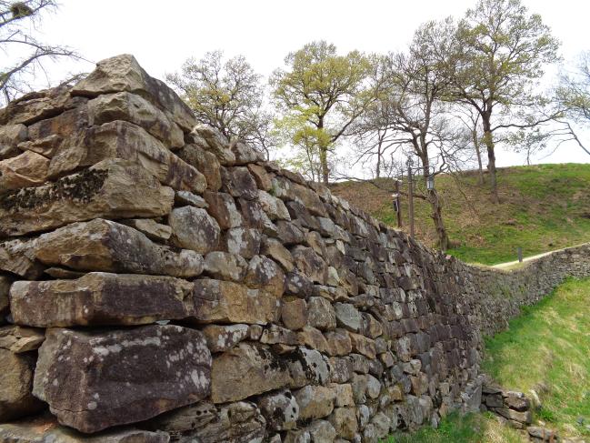 충남 공주 공산성 안의 백제 성벽. 한성에서 천도한 문주왕이 이 성안에 머물렀다.  필자 제공