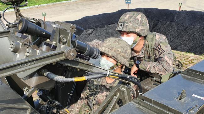 최근 생면부지의 급성혈액암 투병 환자에게 조혈모세포를 기증한 육군1포병여단 청풍대대 강유빈(오른쪽) 중위가 방공소대장으로서 부대원을 지도하는 모습.  부대 제공