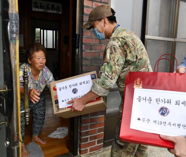 공군19전투비행단의 한 장병이 부대와 자매결연을 이어가고 있는 홑몸어르신의 가정을 찾아 지원품을 전달하고 있다.  사진 제공=지준오 중사