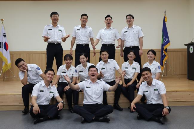 부산에 위치한 동명대학교 215학군단의 학군사관후보생들이 지난 17일 학군단 대강당에서 기념 사진을 찍고 있다. 후보생들은 촬영을 위해 잠시 마스크를 벗고 포즈를 취했다. 
