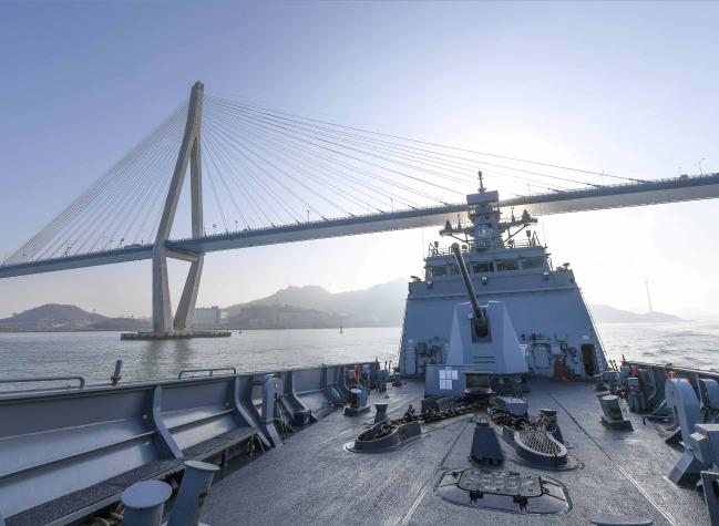 해군3함대사령부 소속 광주함이 전단 기동훈련 참가를 위해 목포대교 아래 해상으로 기동하고 있다.  부대 제공