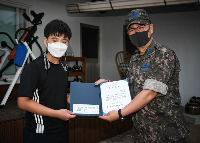 공군16전투비행단은 2011년부터 다문화 가정 중·고등학생의 학업을 지원하기 위해 10명의 학생들에게 고등학교 졸업까지 매년 1회 장학금을 수여해오고 있다. 사진은 다문화가정 청소년에게 이유겸(대령) 부단장이 장학증서를 전달하는 모습. 사진 제공=백승열 상사