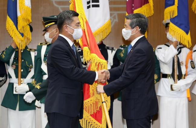 국방부 장관 이·취임식

지난 18일 서울 용산구 국방부 대회의실에서 열린 제46·47대 국방부 장관 이·취임식에서 전임 정경두(오른쪽) 장관이 신임 서욱 장관에게 국방부기를 이양한 뒤 악수하고 있다.   양동욱 기자