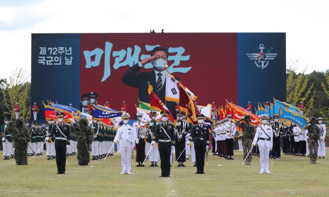 지난 25일 육군특수전사령부에서 열린 제72주년 국군의 날 기념식에서 제병지휘부 및 장병들의 대통령에 대한 경례에 문재인(사진 속 화면) 대통령이 거수경례로 답례하고 있다. 양동욱 기자   