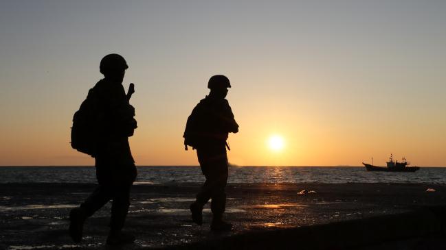 청와대는 서해에서 실종된 공무원이 북한에서 피살된 것과 관련, 같은 사태가 또다시 일어나지 않도록 서해상 감시·경계태세를 더욱 강화하겠다고 26일 밝혔다. 사진은 27일 연평도에서 해병대 장병들이 해안 경계근무를 하고 있는 모습. 연합뉴스




