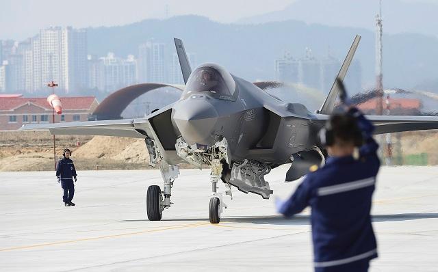 지난해 3월 29일 공군 청주기지에 착륙한 F-35A 스텔스전투기. F-35A는 2021년까지 총 40대가 도입될 예정이다.