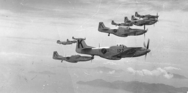 1950년 7월 2일, 한국 공군 조종사들이 미 극동공군으로부터 F-51 무스탕 전투기 10대를 인수, 대한해협을 건너 한국으로 이동하고 있다.