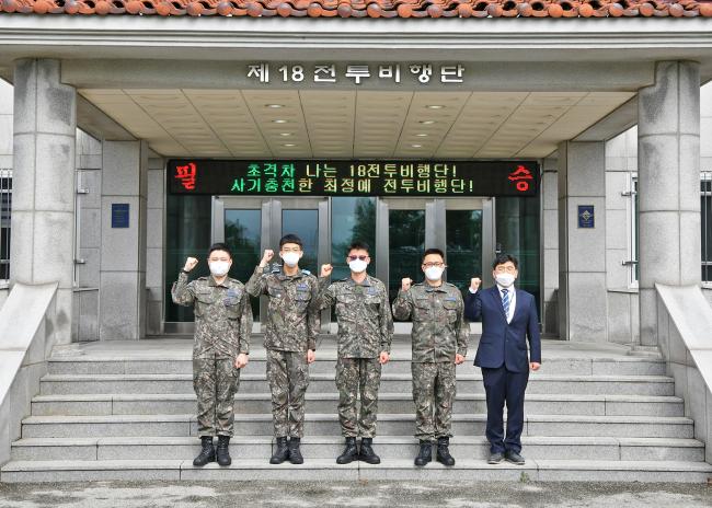 ‘이달의 멋진 동성인’에 선발된 공군18전투비행단 장병과 군무원이 기념사진을 찍고 있다. 왼쪽부터 전승환 상병, 신경훈 병장, 신한섭 원사, 하성수 상사, 최성환 군무주무관.  사진 제공=한창현 하사 