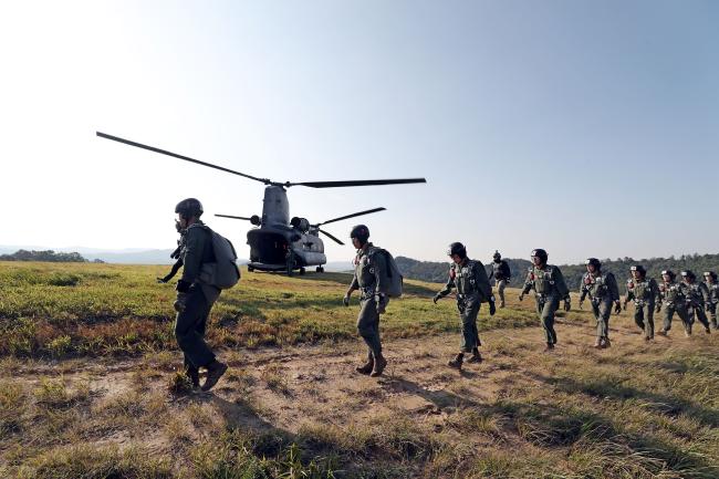 고공 강하 훈련에 투입된 교관과 교육생들이  HH-47 헬기에 탑승하기 위해 이동하고 있다. 사진=이경원 기자