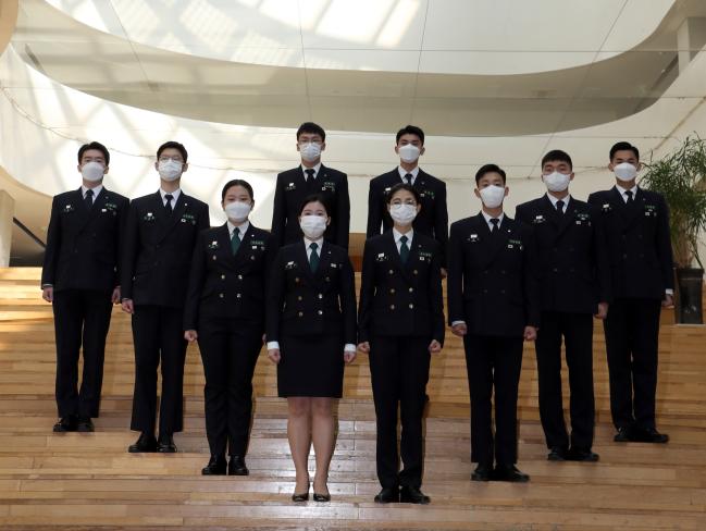 2018·2019년 학생군사학교 ‘종합우수 학군단’에 선정된 명지대 130학군단 후보생들이 자연캠퍼스 창조관에서 절도 있는 자세로 기념사진을 찍고 있다.   양동욱 기자