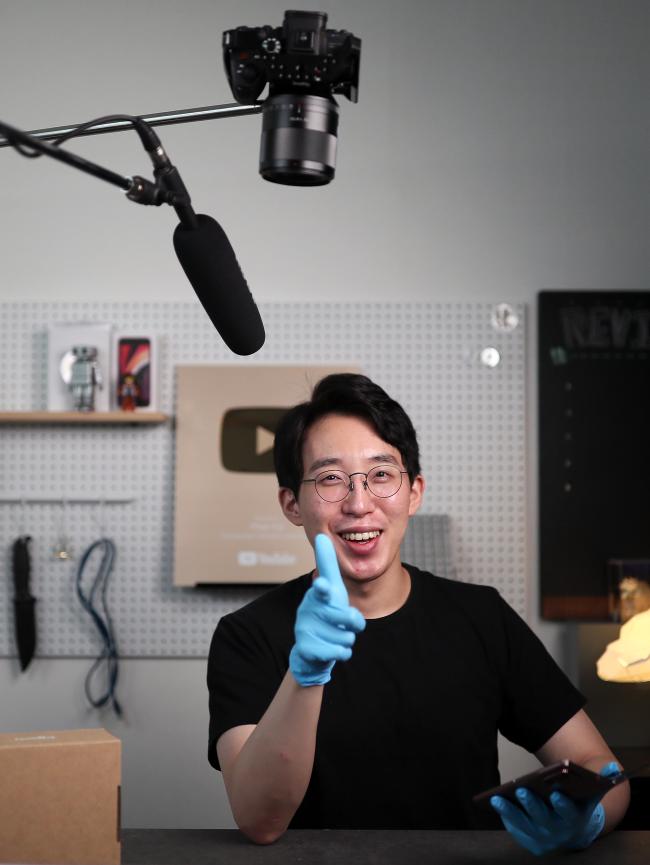 “안녕하세요? 잇섭입니다!” 알찬 정보와 재미있는 인트로 영상으로 150만 구독자들의 선택을 받은 IT 리뷰 크리에이터 ‘잇섭’.  한재호 기자