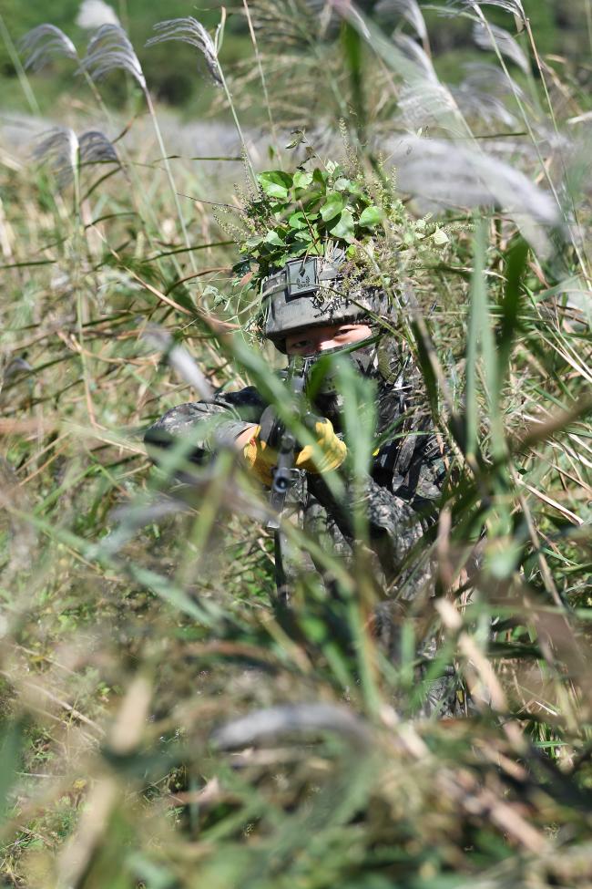 육군보병학교 신임장교 지휘참모과정 20-2기 교육생이 전남 장성군 야외훈련장에서 진행된 국지도발 대비작전에서 매복 훈련을 하고 있다. 조용학 기자