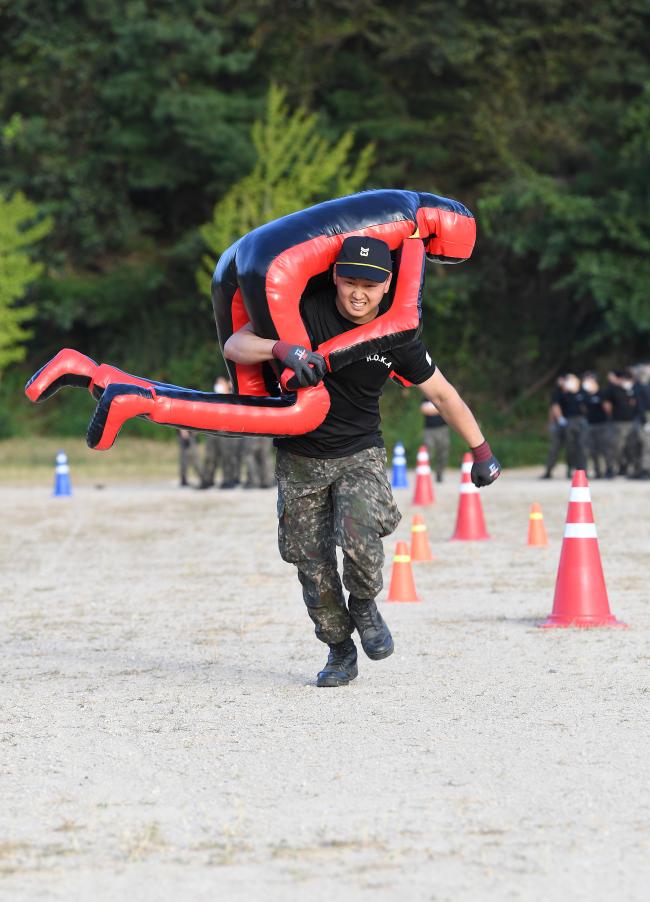 부사관 중급 리더 과정 20-2기 교육생이 보병학교 연병장에서 40㎏이 넘는 더미(Dummy)를 메고 전투체력 단련을 하고 있다. 조용학 기자