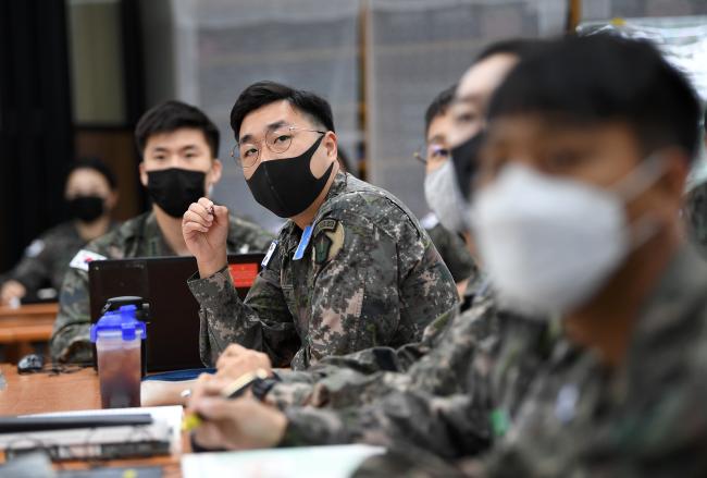 대위 지휘참모과정 20-3기 교육생들이 보병학교 강의실에서 제병협동작전 종합훈련 교육의 하나로 토론식 수업을 하고 있다. 조용학 기자