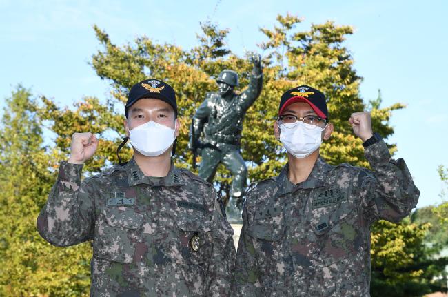 병마를 이겨내고 사랑 나눔을 실천하는 이재인(왼쪽) 대위와 문화·언어적 차이를 극복하고 특급전사 조교로 성장한 박정원 상병. 조용학 기자