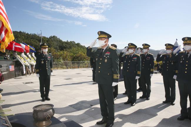 김정수(가운데) 육군2작전사령관과 군 관계자들이 15일 경북 칠곡 한미 우정의 공원에서 열린 낙동강 방어선 전투 70주년 전승기념식에서 헌화와 분향을 하고 있다.  부대 제공