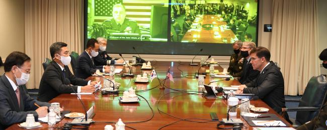 서욱(왼쪽 둘째) 국방부 장관과 마크 에스퍼(오른쪽 맨앞) 미 국방장관이 14일(현지시간) 미국 워싱턴 DC에서 열린 제52차 한미안보협의회의(SCM)에서 한미동맹의 주요 현안에 대해 논의하고 있다.  국방부 제공