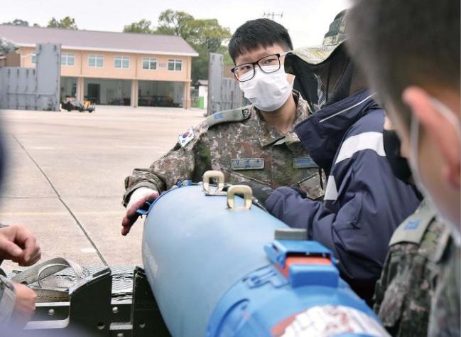 공군16전투비행단 ‘무장장착 및 탄약조립 숙련도 유지 교육 및 평가’에 참여한 장병들이 교관의 교육 내용에 집중하고 있다. 사진 제공=양재성 병장