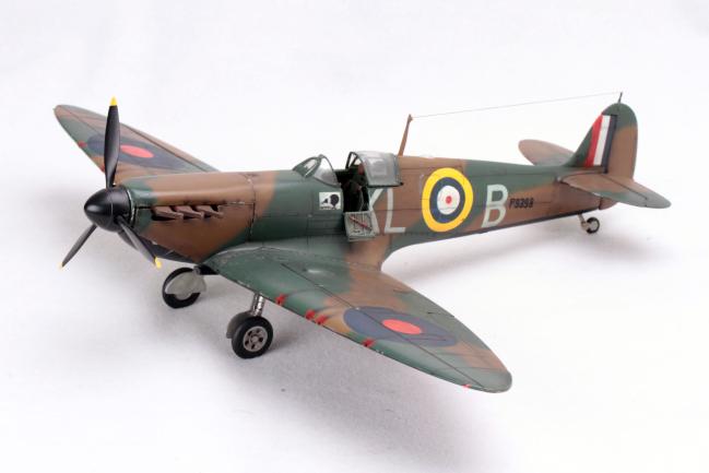 필자가 제작한 영국 공군 ‘스핏파이어(Spitfire)’ 전투기 모형. 1960년대 출시된 1/32 스케일 Revell사 제품으로 만든 작품이다.
