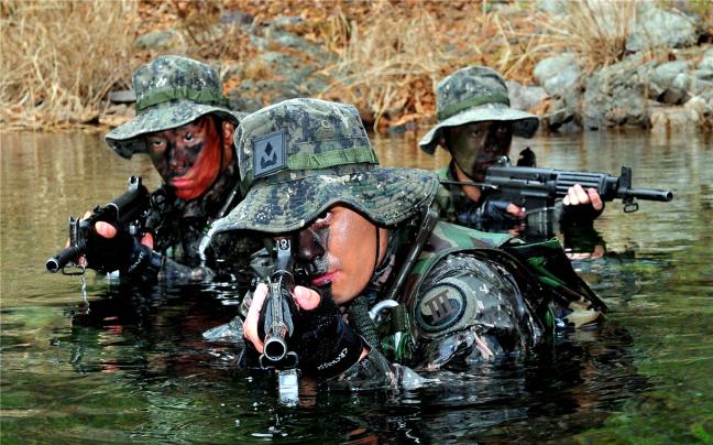 육군3군단 특공부대 장병들이 침투훈련을 하고 있다. 