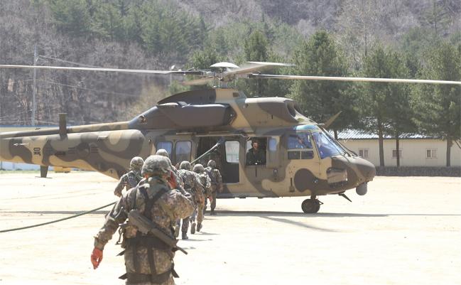 3군단 장병들이 한국형 기동헬기 ‘수리온’을 활용한 공중강습훈련을 하고 있다. 