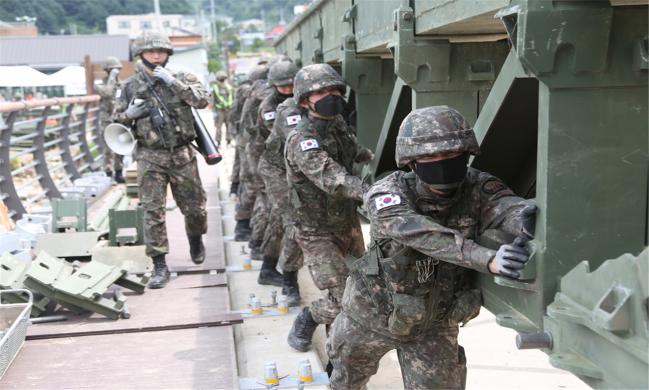 3군단 예하 3공병여단 장병들이 지난 여름 폭우로 침하된 양지교에 간편조립교를 구축하고 있다. 